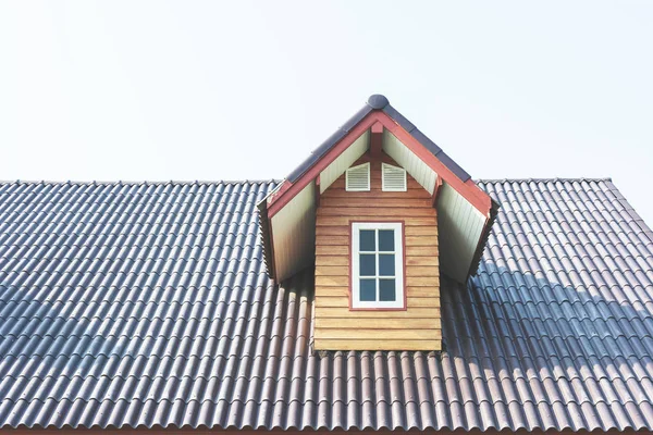 Üç üçgen bitiş çatının mavi gökyüzü