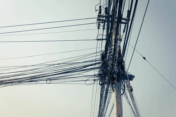 Elektrik direği tel ve kablo yığılmayı karışıklık — Stok fotoğraf