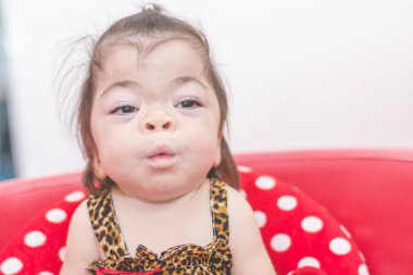 evde iskemlede özel tatlı Asya bebek kız