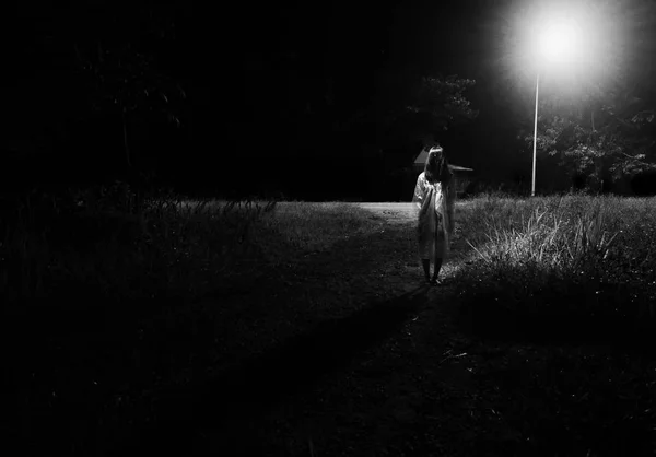 Wanita Misterius, horor adegan hantu wanita menakutkan berdiri di luar — Stok Foto