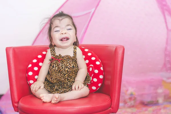自宅の椅子に座って特別な甘いアジアの赤ちゃん女の子 — ストック写真