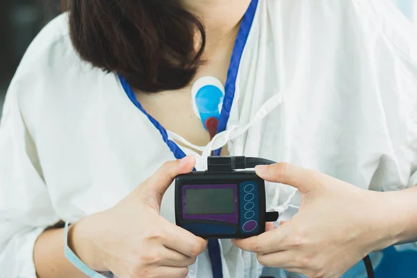 Patient trägt Holter-Monitor-Gerät zur Überwachung eines Auserwählten Stockbild