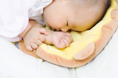 tatlı bebek evde yatakta uyku 