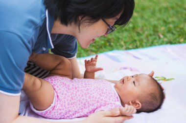 oynama ve park Bebek Bakımı anne