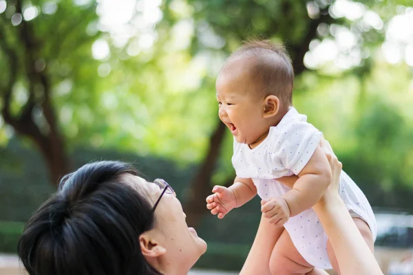 oynama ve park Bebek Bakımı anne