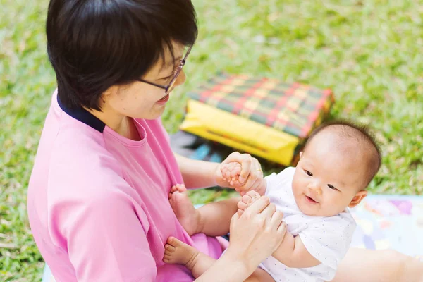 oynama ve park Bebek Bakımı anne
