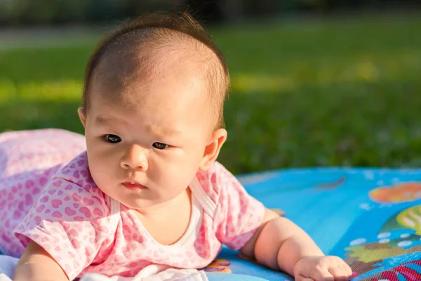 公園で地面に敷設かわいいアジアの赤ちゃん — ストック写真