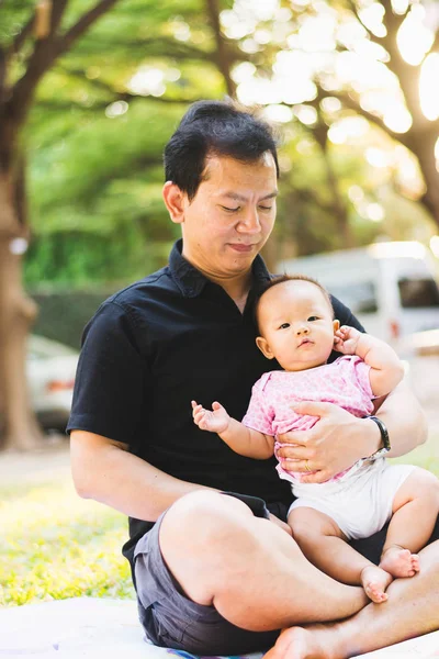  Baba Anne baba bebek Park'ta