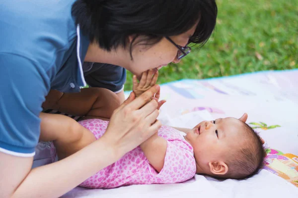 oynama ve park Bebek Bakımı anne