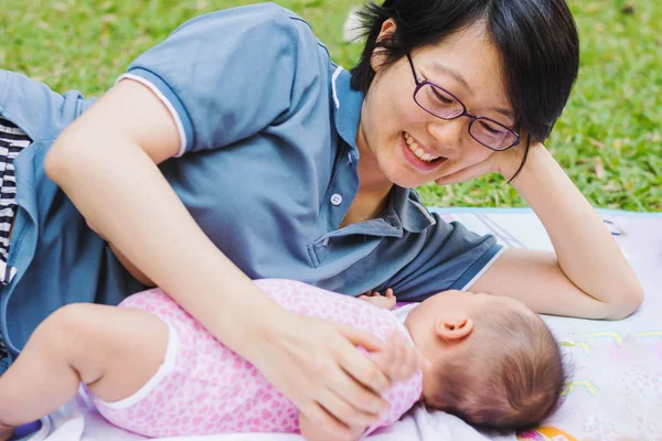 oynama ve park Bebek Bakımı anne