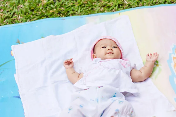 地面にかわいいアジアの赤ちゃんうそ — ストック写真
