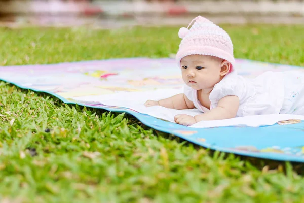  Asya bebek eğilimli yalan yere park