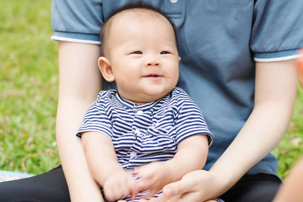  Asya bebek parmağına güve kucağına oturan oynamaktan zevk