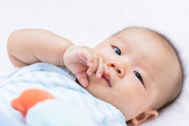 sevimli Asya bebek yalan yere park adlı oyuncakla oynamak 