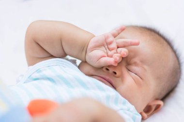 Bu gözlerini ovuşturarak bebek, 