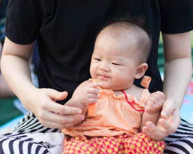 sevimli Asya bebek zevk havuç test