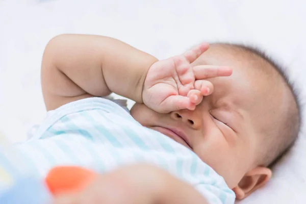 Baby rubbing it's eyes, — Stock Photo, Image