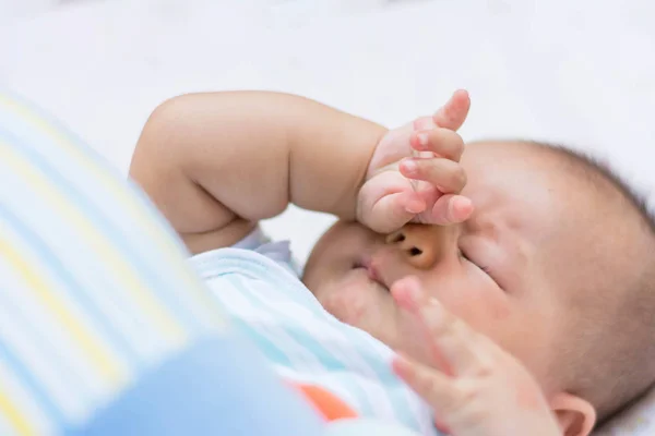 Bebé frotando sus ojos , — Foto de Stock