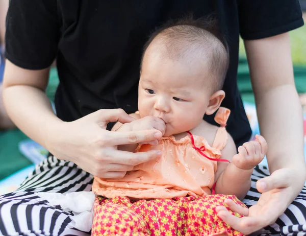 sevimli Asya bebek zevk havuç test