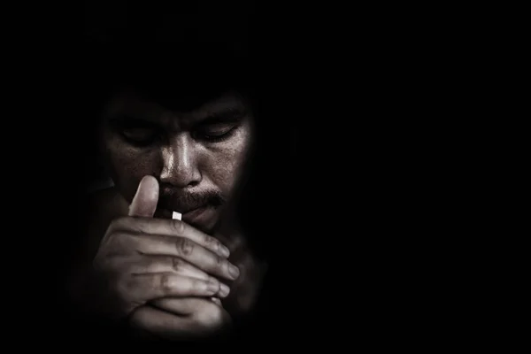 Homem acendendo cigarro em preto Imagem De Stock