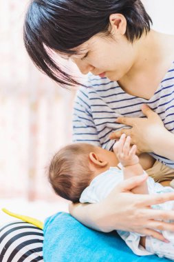 Bebek annenin göğüsleri süt beslemeleri