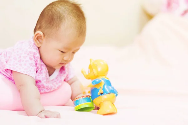 Bonito bebê recém-nascido adorável jogando no brinquedo colorido Fotografias De Stock Royalty-Free