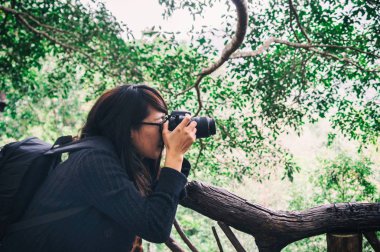 DSLR fotoğraf makinesi çekim fotoğraf için tutan Photograher 