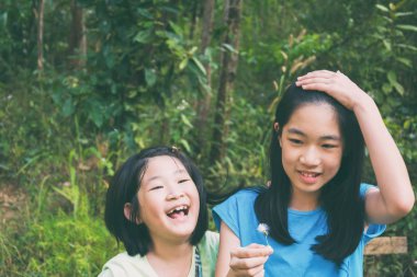 ormanda oynayan çocuk 