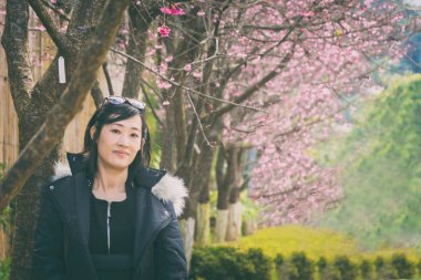 cep telefonu ile parkta kız kardeşi açık bir fotoğraf çekici kız