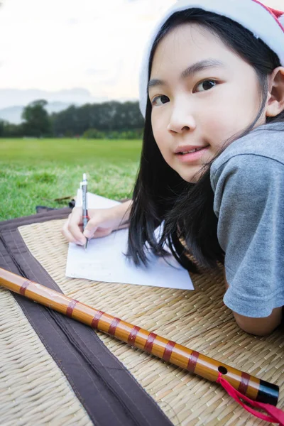 Kız nasıl flüt öğrenmeye, çim döşeme zemin yazma