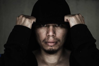 Hood adamla karanlık korkutucu yüz