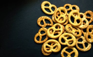 Siyah arka planda bir yığın kraker. Yakın plan.