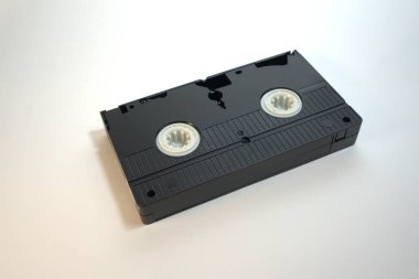 Beyaz arka planda siyah, çıplak video kasetler.