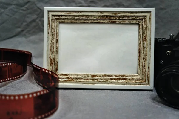 Fotorahmen Mit Vintage Kamera Und Film Auf Grauem Hintergrund — Stockfoto