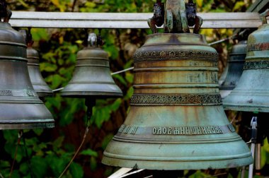 Sonbahar yapraklarının arka planında eski ortodoks çanları