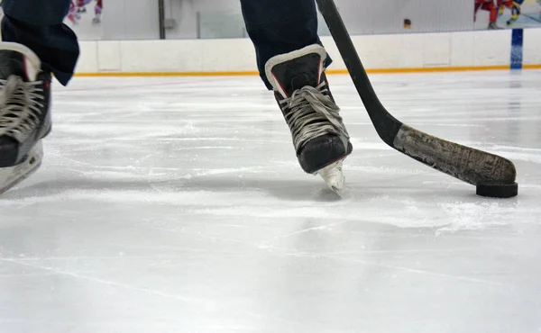 Hockeyspelare Med Pinne Och Puck — Stockfoto