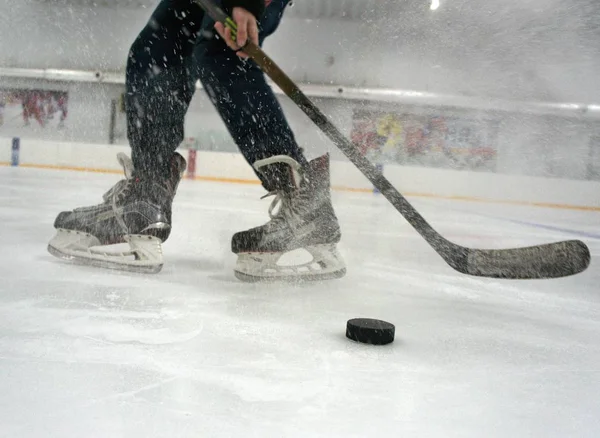 Hockeyspelare Med Pinne Och Puck — Stockfoto