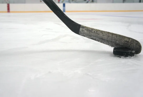 Bâton Hockey Avec Rondelle Dans Stade — Photo