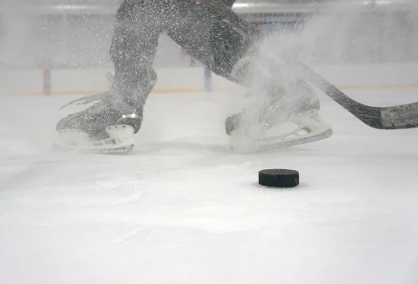 Hockeyspelare Med Pinne Och Puck — Stockfoto