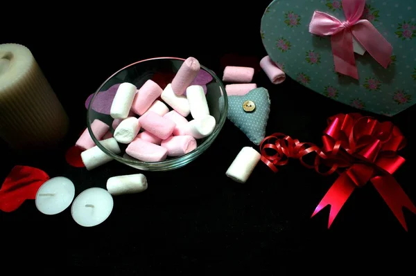 Karte Weibliches Glück Mit Marshmallows Geschenken Herz Und Kerzen Einem — Stockfoto