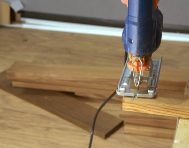 Elektrikli yapboz testereyi kesiyor.