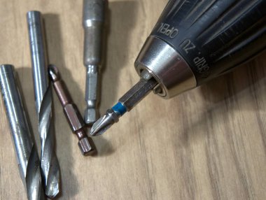 matkapla yapılan kablosuz matkaplar da vida tabancası görevi görüyor.