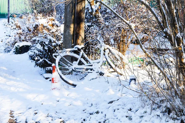 Vélo Dans Rue Couvert Neige Temps Soudainement Changé — Photo