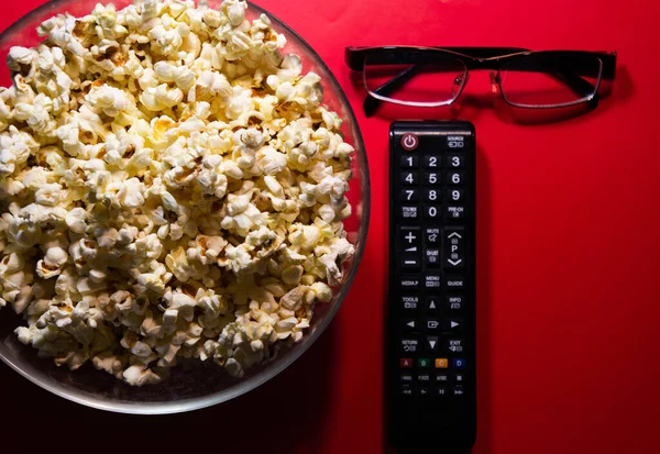 Controle Remoto Pipocas Óculos Fundo Vermelho Símbolo Assistir Filme — Fotografia de Stock