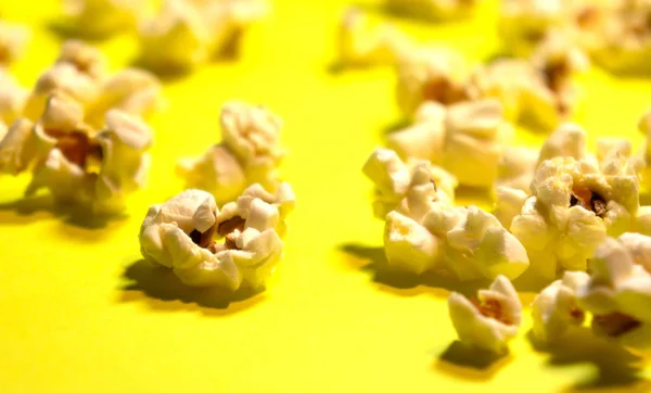 Popcorn Flingor Utspridda Gul Bakgrund För Skärmsläckare — Stockfoto