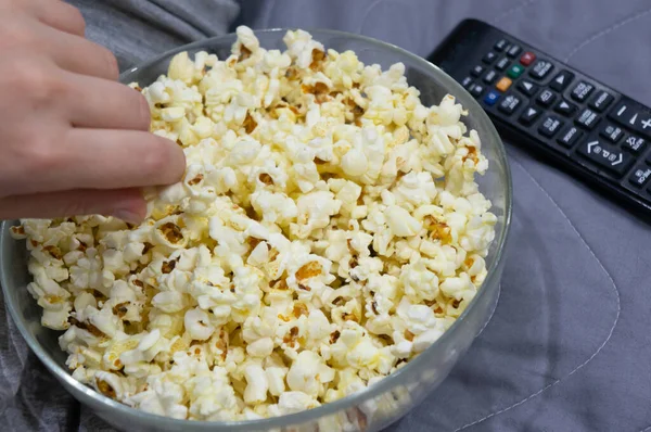 Meisje Neemt Hand Popcorn Uit Een Glazen Kom Terwijl Liggend — Stockfoto