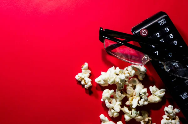 Controle Remoto Pipocas Óculos Fundo Vermelho Símbolo Assistir Filme — Fotografia de Stock