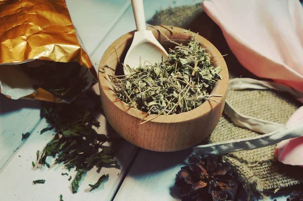 Ubat Herbal Obat Tradisional Thyme Pada Sendok Kayu Dengan Bahan — Stok Foto