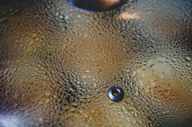 Tavanın sisli cam kapağı, yemek pişirirken yoğunlaşma.