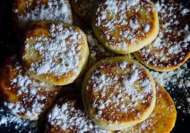 ev tarifi, mavi tabakta kremalı peynirli krep.